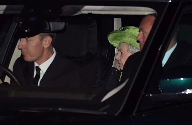 95岁英女王亮相曾孙洗礼仪式！穿鲜绿色真嫩，可惜梅根女儿没回来 - 2