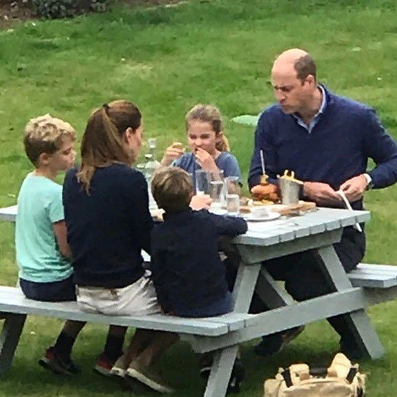 凯特一家五口罕见亮相8岁乔治王子瘦了好多，3岁路易吃薯条太可爱 - 1
