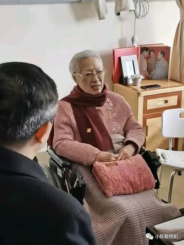被周总理称为“中国最美女性”，已99岁的秦怡老了依旧如此美丽 - 25