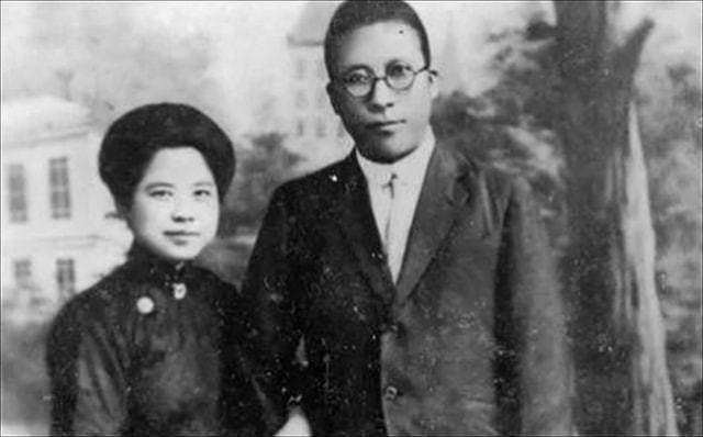 1949年杨虎城被埋于戴笠家中，面部被淋硝镪水，身旁是爱妻骨灰盒 - 9