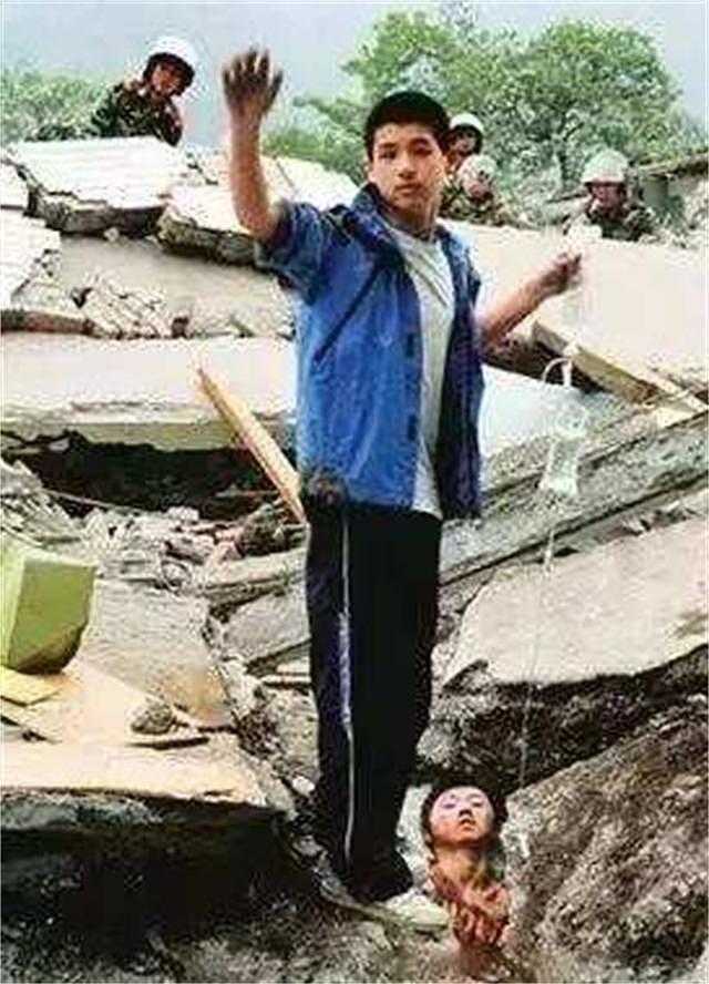 08年汶川大地震后，程林祥背着儿子遗体走25公里，坚决带儿子回家 - 7