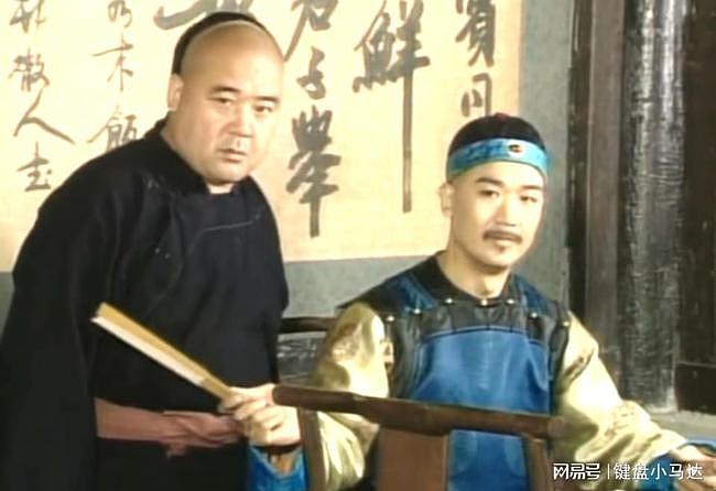 刘墉带皇上微服出巡，被当成犯人受罪，和珅指使冒牌皇上暗杀皇子 - 4