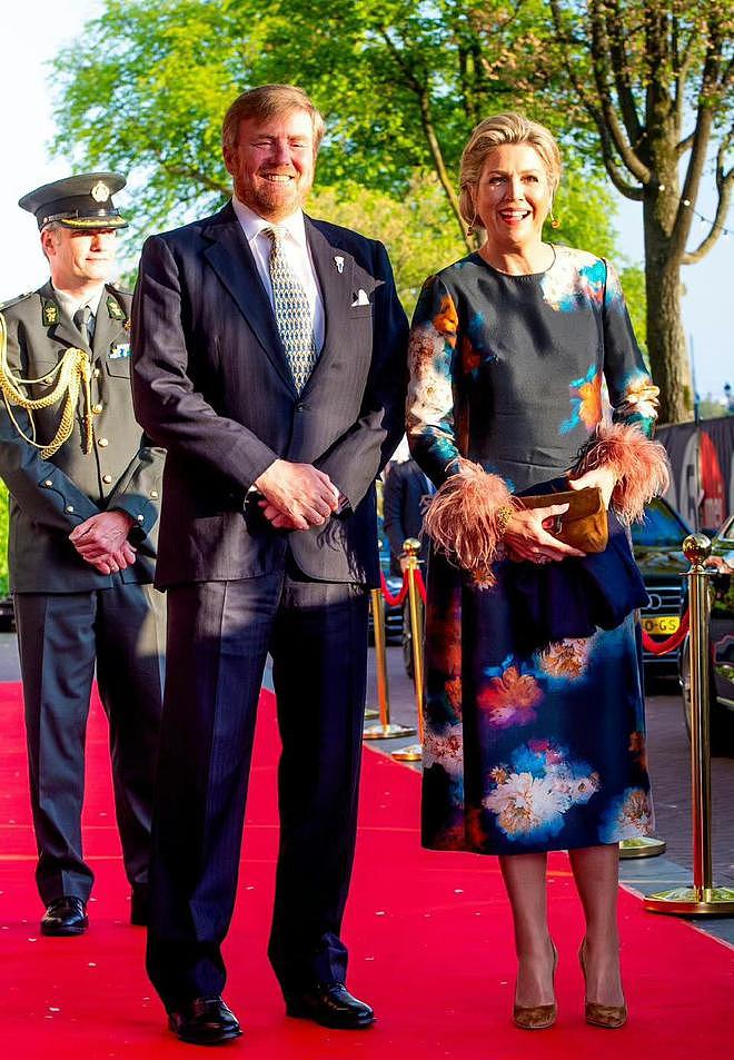 还是荷兰王后的穿搭“养眼”！年过半百依然美丽动人，气质超然 - 8