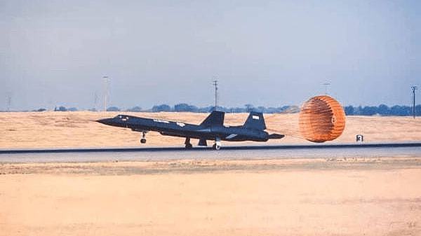 你不知道的SR-71“黑鸟”: 曾被故意设计成边飞边漏油 - 1