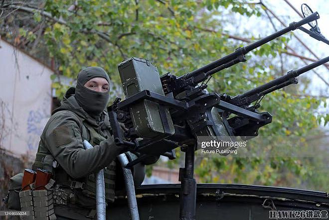 乌克兰军队改装的高射机枪车 UAZ小客车变皮卡 配备两挺坦克机枪 - 4