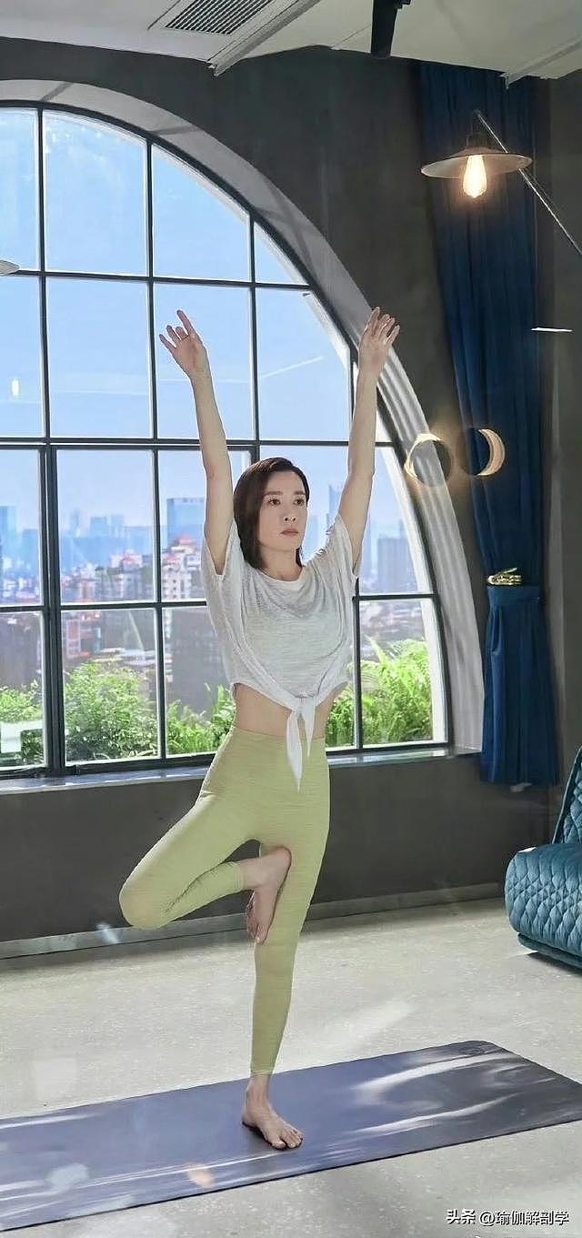 48岁佘诗曼梁总练瑜伽，凹凸有致的身材，太让人羡慕了 - 6