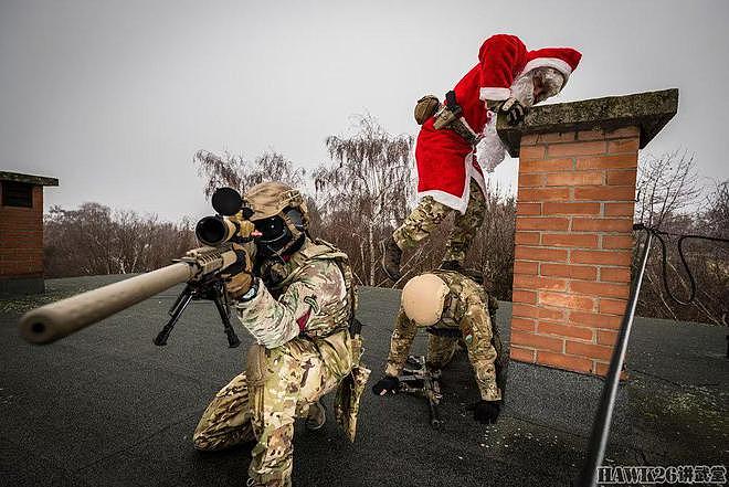 匈牙利特种部队扮圣诞老人送礼物 钻烟囱 撞门槌 震撼弹都是标配 - 1