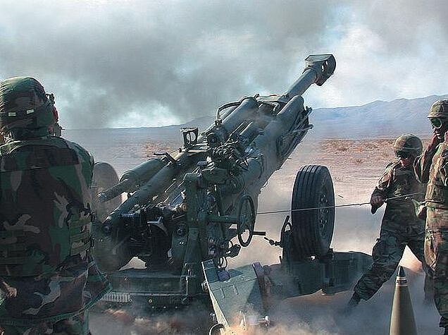 被誉为“世界上最大的狙击步枪” 实拍M777型榴弹炮震撼射击图 - 9
