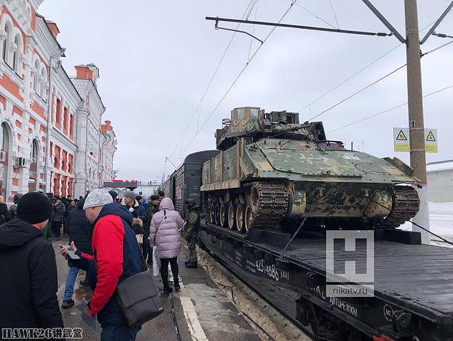 俄罗斯民众围观被缴获的“布拉德利”步兵战车 美国专家示范洗地 - 11