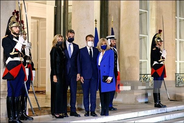 布丽吉特接待希腊总理夫妇！蓝大衣吸睛，马克龙帮她整理领口真甜 - 7