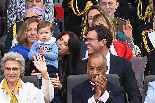 英国公主首次带6岁继儿子参加王室活动！亚洲脸好俊，沾王室的光 - 5