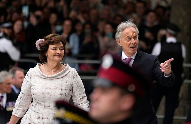 6任英国首相齐聚王室典礼！梅姨罕见穿裙好惊艳，不输第一夫人们 - 11