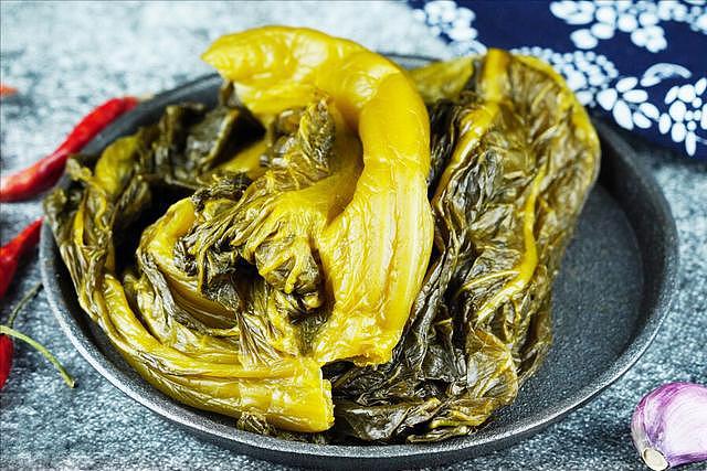 广东阿姨分享腌酸菜的方法，牢记3个关键，又酸又脆不长白醭 - 8
