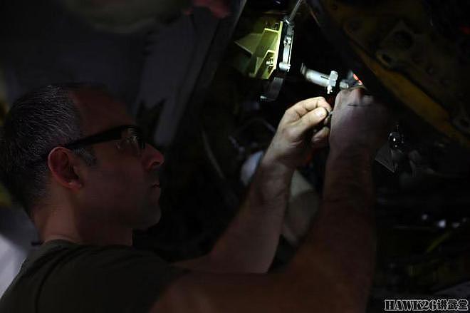 图说：F-16战斗机发动机拆装全过程 机械师全神贯注 需要极端细心 - 7