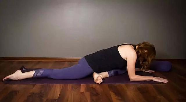 阴瑜伽拉伸大腿外侧疏通胆经，比敲胆经更有效，这4个动作你试试 - 8