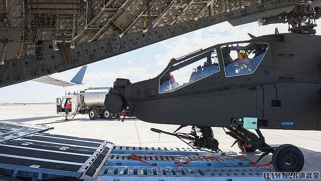 波音团队将AH-64E武装直升机装入C-17运输机 展示公司强大实力 - 3