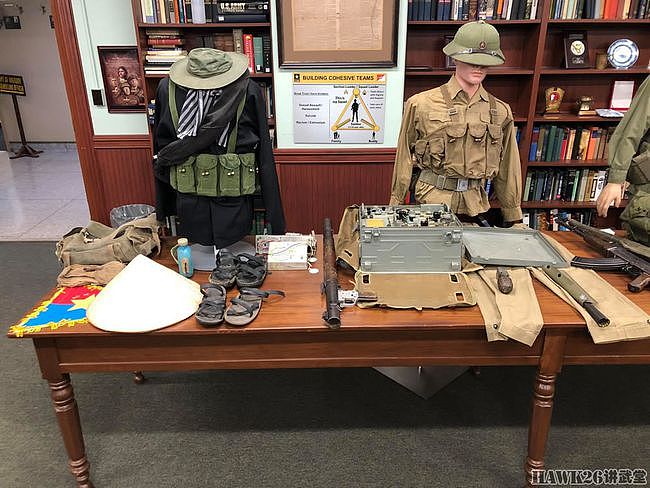 西点博物馆历史教学课 美军学员如何了解越战 武器装备摆满一桌 - 3