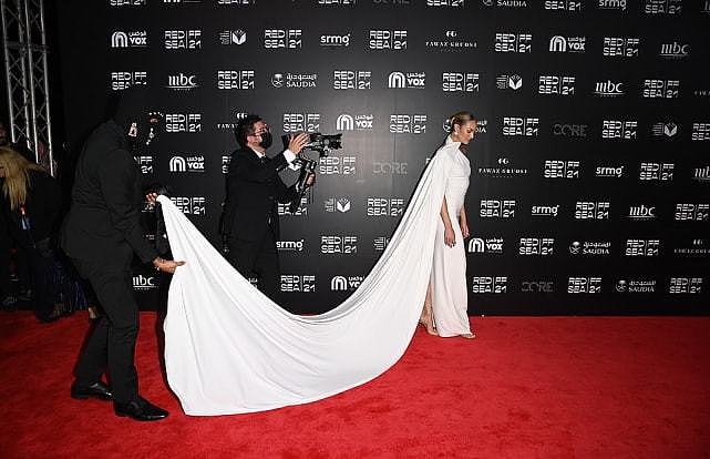 维密天使闪耀亮相阿拉伯电影节！糖糖穿斜肩白裙太美，超模AA性感 - 7