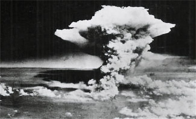 麦克阿瑟提议向中国投原子弹，结果被杜鲁门撤职，主席道破其缘由 - 5