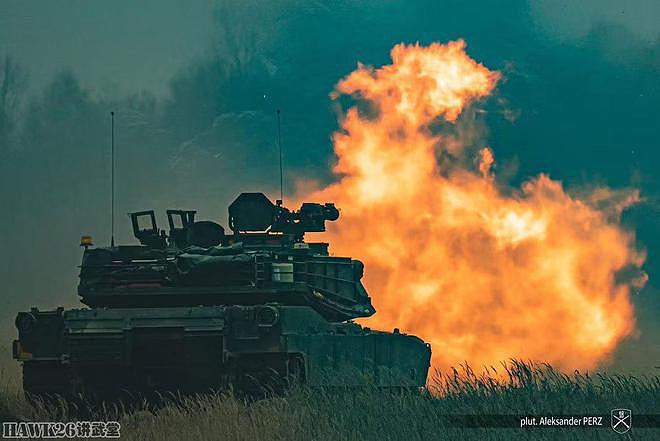 波兰M1A2主战坦克首次实弹射击 美军教官现场指挥 发射训练弹 - 1