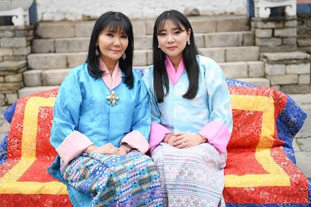 不丹王室的颜值太惊艳！58岁王母搭刺绣披肩很贵气，公主似洋娃娃 - 9