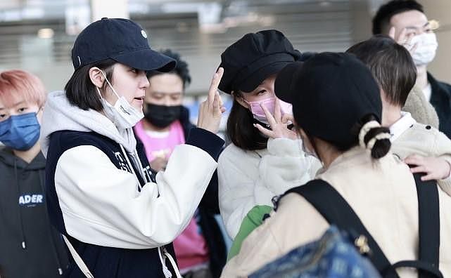 欧阳娜娜终于回台北了，穿男友装走机场，拿着韩国零食走路太卡通 - 3