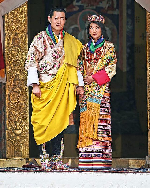 不丹王后夫妇恩爱亮相！王后穿一身金色像少女，在国王身边好温柔 - 1