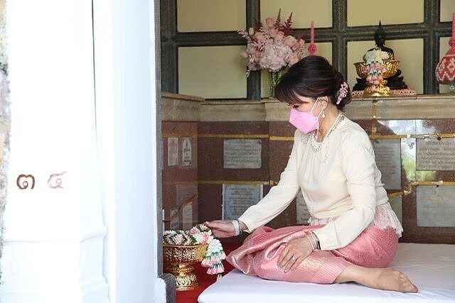 泰国乌汶叻公主竟是学人精！效仿诗妮娜戴鲜花，粉白配嫩出新高度 - 5