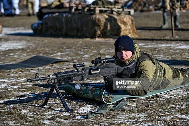乌克兰士兵实弹训练 转盘机枪与美军Mk19自动榴弹发射器同时出现 - 5