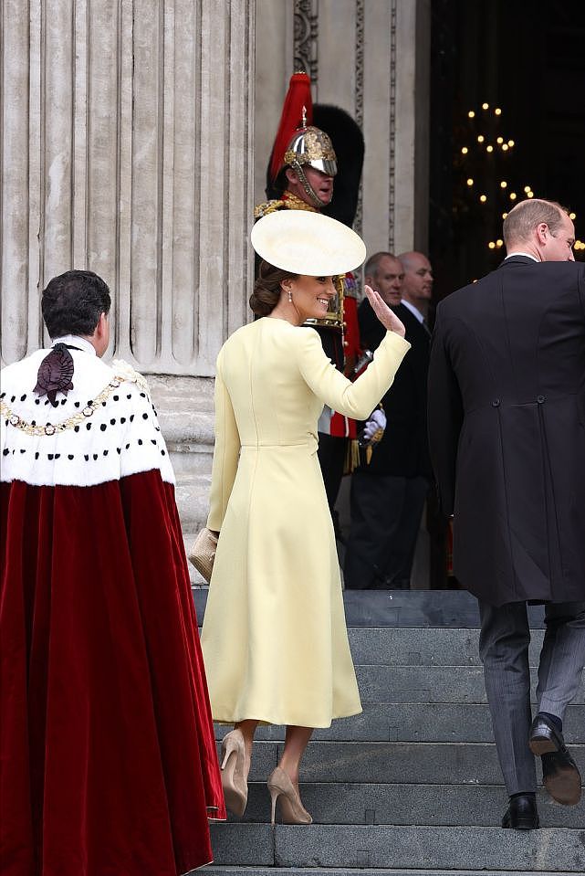 女王不在场梅根又高调！穿象牙白裙显腰粗，女主人范儿比凯特还强 - 11