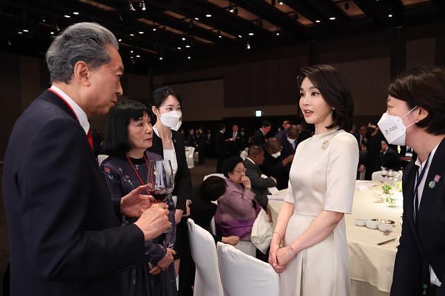 韩国新总统上任后首次陪老婆散步！第一夫人穿白西装真美，太嫩了 - 2