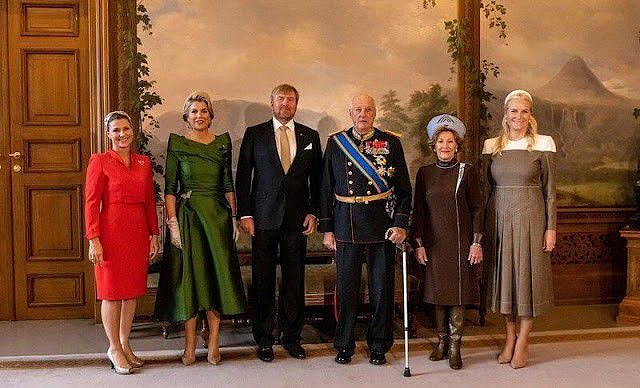 50岁荷兰王后闪耀挪威！为了斗艳硬穿晚礼服，穿一字肩绿裙好高贵 - 1