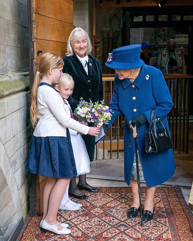 95岁英国女王确实老了！首次拄着拐杖亮相背很驼，穿一身蓝真优雅 - 5