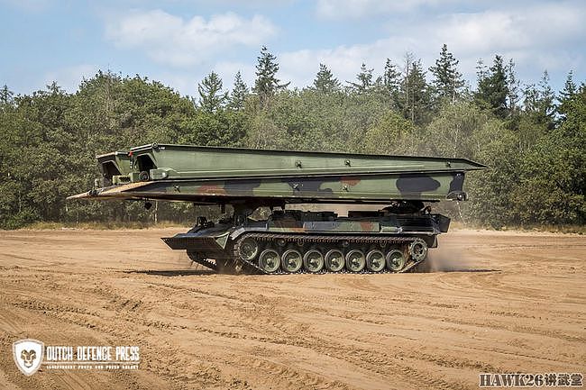 荷兰第112装甲工兵连实战演练 坦克架桥车开辟通道 工兵设置路障 - 4