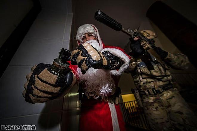 匈牙利特种部队扮圣诞老人送礼物 钻烟囱 撞门槌 震撼弹都是标配 - 4