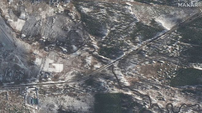 卫星图像：俄军挺进基辅 小镇居民区陷战火 安东诺夫机场着火 - 3