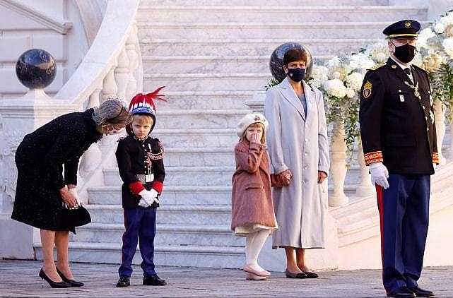 摩纳哥王妃缺席国庆日活动！6岁龙凤胎萌翻，小公主穿皮草太美了 - 8