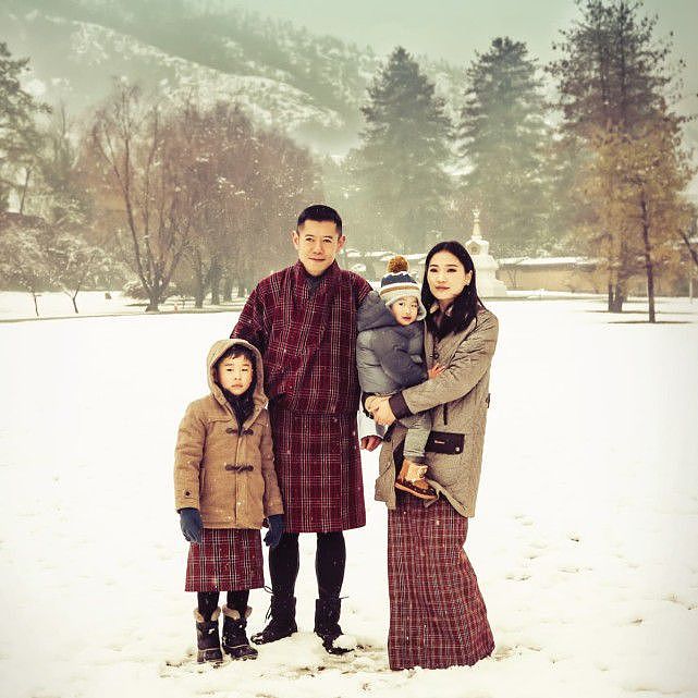 不丹王室的全家福最新出炉！王后穿棉服御寒，1岁小王子长得像她 - 1
