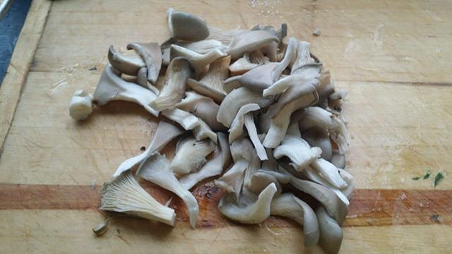 原来蘑菇焖面筋这么做更好吃，营养解馋超美味，香得让人停不下嘴 - 4