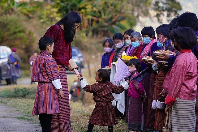 不丹王后单独带小王子营业！一身红裙太有少女感，1岁小王子太萌 - 2