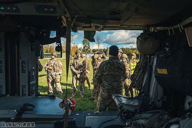 美国拉脱维亚秋季联合演习 把担架抬上救护直升机 还有这么多讲究 - 2