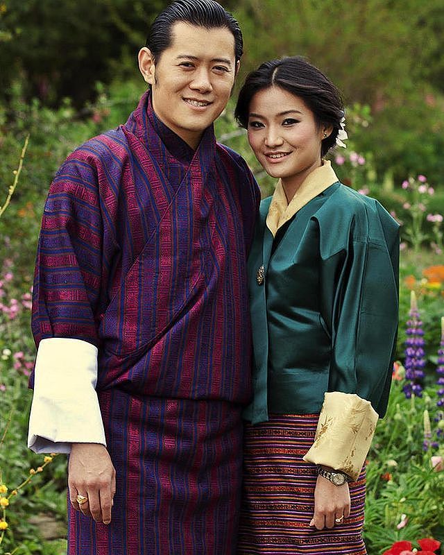 不丹王后夫妇恩爱亮相！王后穿一身金色像少女，在国王身边好温柔 - 2