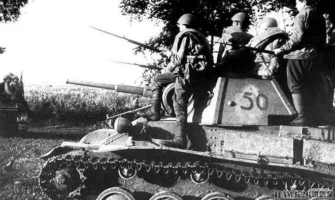 图说：苏联T-70轻型坦克 配备两台汽车发动机 意外成为制胜法宝 - 7
