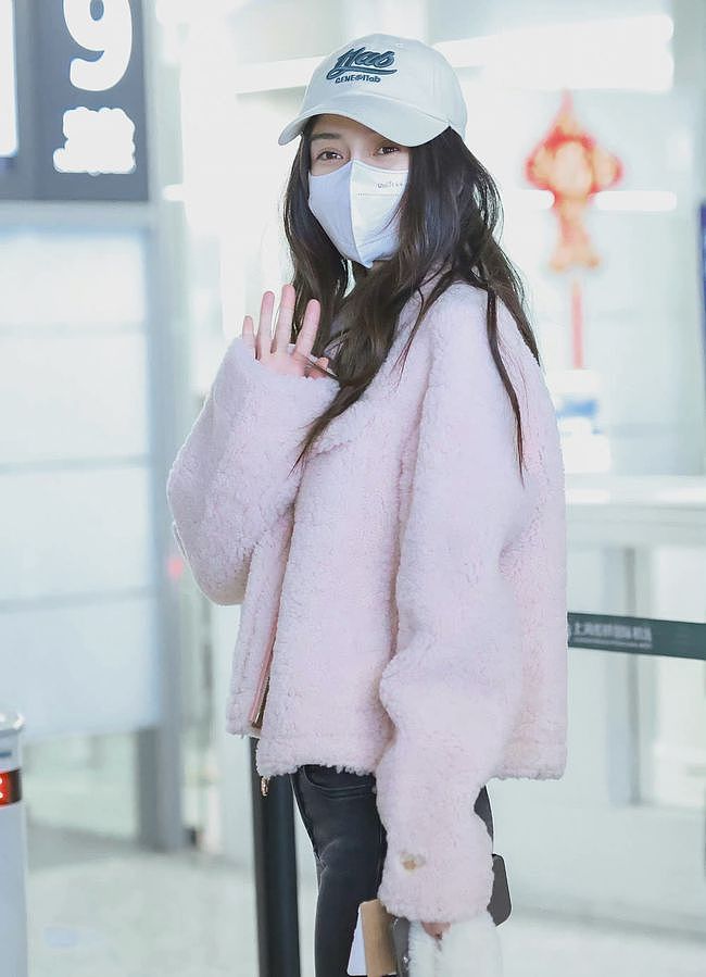 杨颖离婚后更年轻了，穿粉色外套现身机场，完全不像孩子妈 - 1