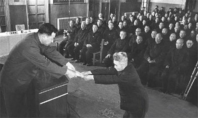 黄维改造了27年，特赦后想赴台给蒋介石扫墓，却在出发前夜死去 - 8