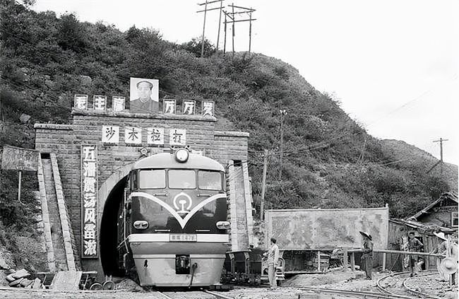 1965年，成昆铁路因耗资过大被迫停工，毛主席：拿我的工资去修 - 7