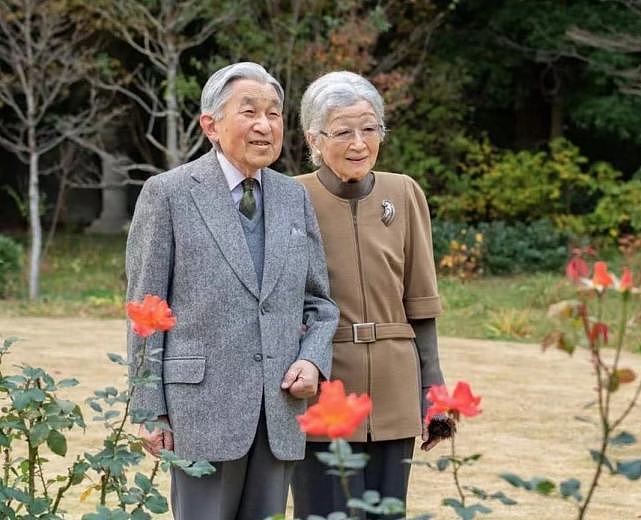 日本美智子上皇后87岁生日！和明仁上皇恩爱亮相，一身蓝色真优雅 - 11