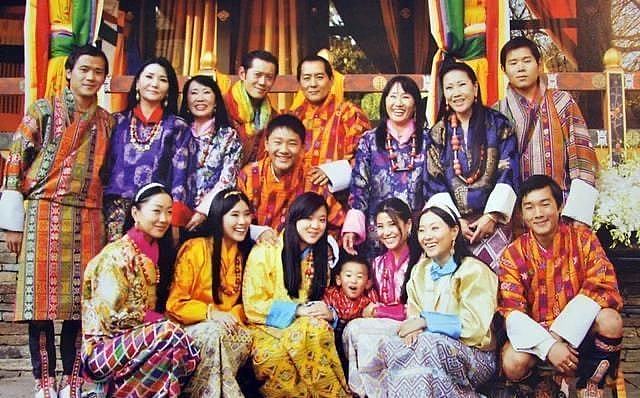 不丹王室的颜值高到离谱！27岁王子堪比小鲜肉，63岁王后扮嫩成功 - 4