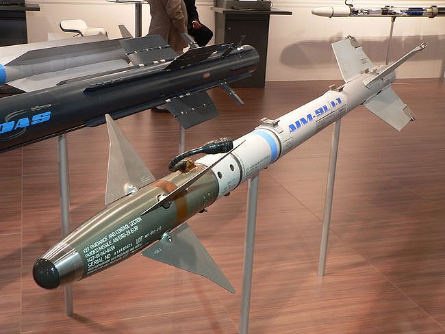 它是第一款有击落目标纪录的空对空导弹：AIM-9响尾蛇 - 1