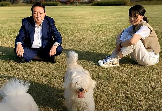 49岁韩国新第一夫人真接地气！穿7千的迪奥鞋遛狗，明星脸火出圈 - 6